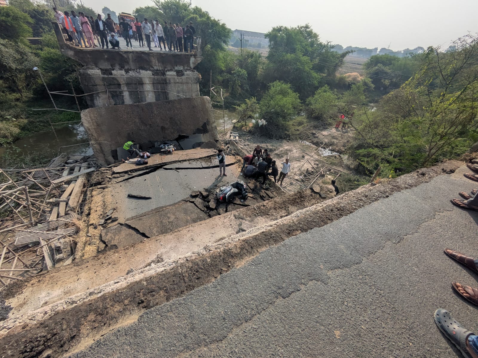 बरेली-पिपरिया रोड पर बना नयागांव पुल गिरा 4 लोग घायल