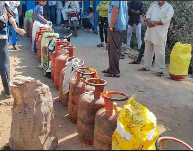 दूसरे दिन गैस सिलेंडर लेने के लिए उपभोक्ताओं की लंबी कतारें