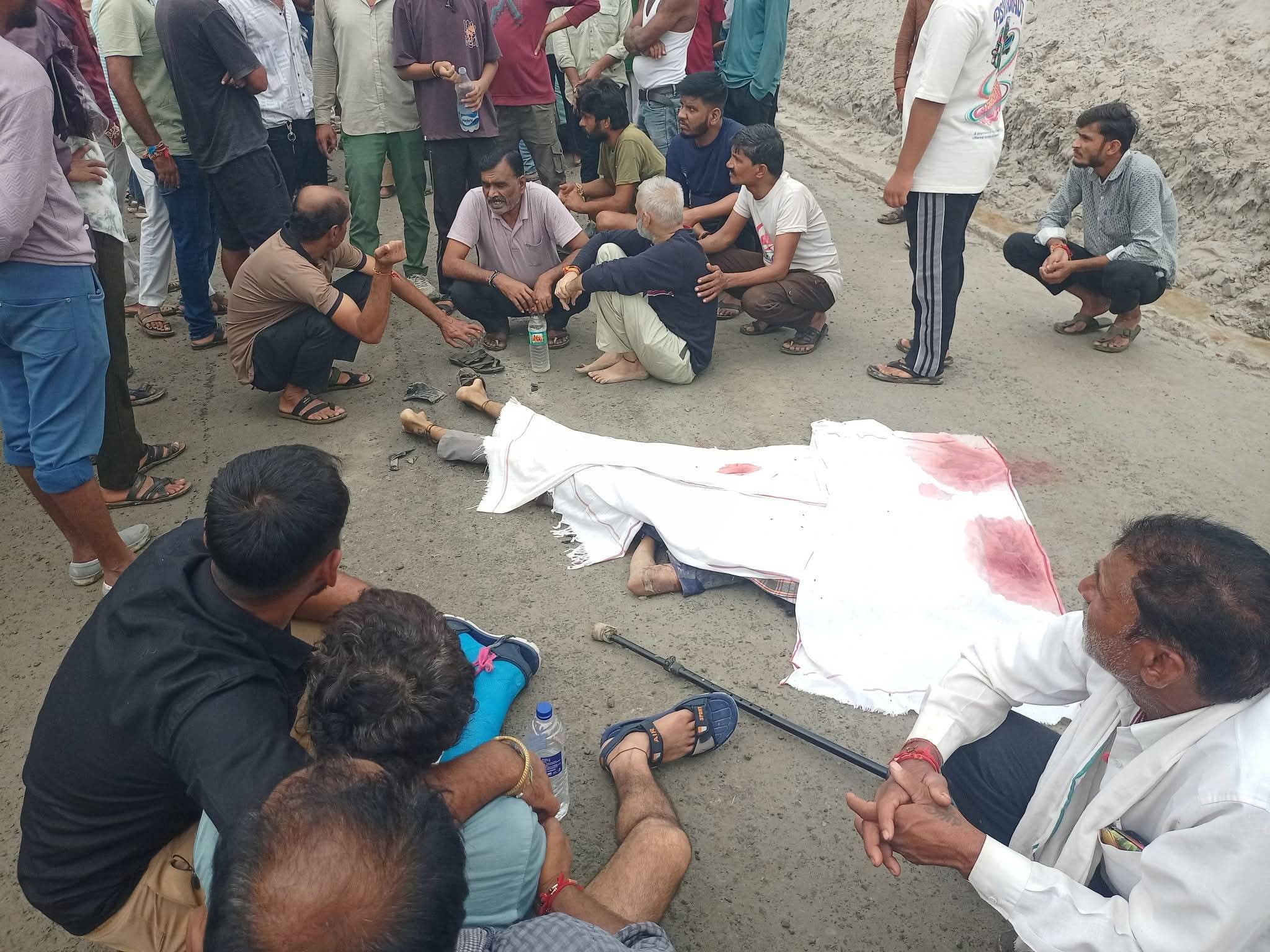 सिंगल रोड पर डम्फरों की धींगामुश्ती बनी जानलेवा, हादसे के बाद शव रखकर परिजनों ने किया चक्काजाम